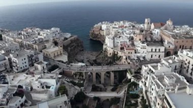 Polignano a Mare kasabası, Puglia bölgesi, İtalya ve Avrupa 'nın ilkbahar panoramik manzarası. Adriyatik denizinin muhteşem manzarası. Seyahat konsepti geçmişi. Turkuaz deniz suyu.