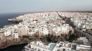 Polignano a Mare kasabası, Puglia bölgesi, İtalya ve Avrupa 'nın ilkbahar panoramik manzarası. Adriyatik denizinin muhteşem manzarası. Seyahat konsepti geçmişi. Turkuaz deniz suyu.