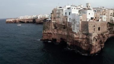 Polignano a Mare kasabası, Puglia bölgesi, İtalya ve Avrupa 'nın ilkbahar panoramik manzarası. Adriyatik denizinin muhteşem manzarası. Seyahat konsepti geçmişi. Turkuaz deniz suyu.