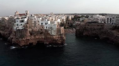 Polignano a Mare kasabası, Puglia bölgesi, İtalya ve Avrupa 'nın ilkbahar panoramik manzarası. Adriyatik denizinin muhteşem manzarası. Seyahat konsepti geçmişi. Turkuaz deniz suyu.