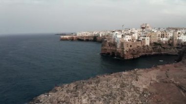 Polignano a Mare kasabası, Puglia bölgesi, İtalya ve Avrupa 'nın ilkbahar panoramik manzarası. Adriyatik denizinin muhteşem manzarası. Seyahat konsepti geçmişi. Turkuaz deniz suyu.
