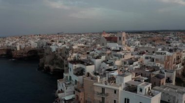 Polignano a Mare kasabası, Puglia bölgesi, İtalya ve Avrupa 'nın ilkbahar panoramik manzarası. Adriyatik denizinin muhteşem manzarası. Seyahat konsepti geçmişi. Turkuaz deniz suyu.