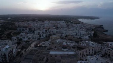 Polignano a Mare kasabası, Puglia bölgesi, İtalya ve Avrupa 'nın ilkbahar panoramik manzarası. Adriyatik denizinin muhteşem manzarası. Seyahat konsepti geçmişi. Turkuaz deniz suyu.
