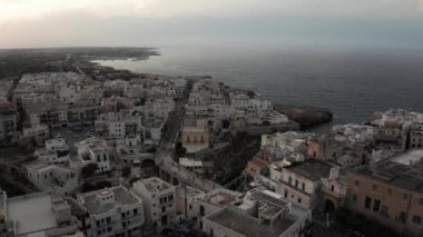 Polignano a Mare kasabası, Puglia bölgesi, İtalya ve Avrupa 'nın ilkbahar panoramik manzarası. Adriyatik denizinin muhteşem manzarası. Seyahat konsepti geçmişi. Turkuaz deniz suyu.