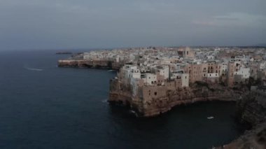 Polignano a Mare kasabası, Puglia bölgesi, İtalya ve Avrupa 'nın ilkbahar panoramik manzarası. Adriyatik denizinin muhteşem manzarası. Seyahat konsepti geçmişi. Turkuaz deniz suyu.
