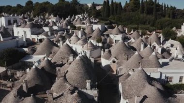 Alberobello, Bari, Puglia bölgesindeki geleneksel trulli evlerinin güzel hava manzarası