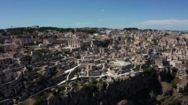Antik Matera (Sassi di Matera) şehrinin güneş doğarken güzel altın sabah ışığı altında havadan panoramik görüntüsü, Güney İtalya, Basilicata. Yukarıdan muhteşem bir eski kasaba. Sihirli İtalya.