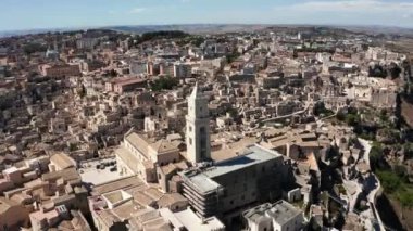 Antik Matera (Sassi di Matera) şehrinin güneş doğarken güzel altın sabah ışığı altında havadan panoramik görüntüsü, Güney İtalya, Basilicata. Yukarıdan muhteşem bir eski kasaba. Sihirli İtalya.