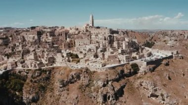 Antik Matera (Sassi di Matera) şehrinin güneş doğarken güzel altın sabah ışığı altında havadan panoramik görüntüsü, Güney İtalya, Basilicata. Yukarıdan muhteşem bir eski kasaba. Sihirli İtalya.
