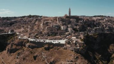 Antik Matera (Sassi di Matera) şehrinin güneş doğarken güzel altın sabah ışığı altında havadan panoramik görüntüsü, Güney İtalya, Basilicata. Yukarıdan muhteşem bir eski kasaba. Sihirli İtalya.
