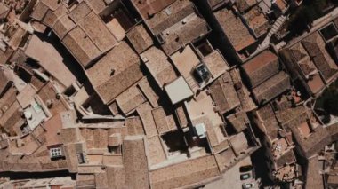 Antik Matera (Sassi di Matera) şehrinin güneş doğarken güzel altın sabah ışığı altında havadan panoramik görüntüsü, Güney İtalya, Basilicata. Yukarıdan muhteşem bir eski kasaba. Sihirli İtalya.