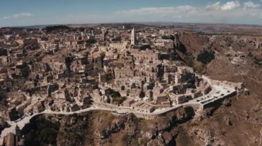 Antik Matera (Sassi di Matera) şehrinin güneş doğarken güzel altın sabah ışığı altında havadan panoramik görüntüsü, Güney İtalya, Basilicata. Yukarıdan muhteşem bir eski kasaba. Sihirli İtalya.