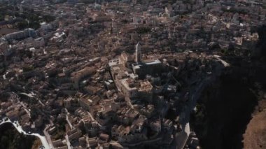 Antik Matera (Sassi di Matera) şehrinin güneş doğarken güzel altın sabah ışığı altında havadan panoramik görüntüsü, Güney İtalya, Basilicata. Yukarıdan muhteşem bir eski kasaba. Sihirli İtalya.