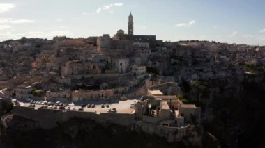 Antik Matera (Sassi di Matera) şehrinin güneş doğarken güzel altın sabah ışığı altında havadan panoramik görüntüsü, Güney İtalya, Basilicata. Yukarıdan muhteşem bir eski kasaba. Sihirli İtalya.