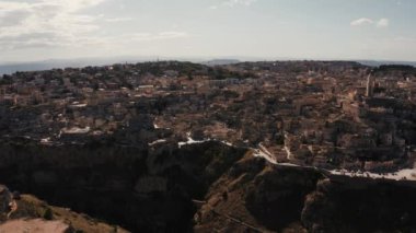 Antik Matera (Sassi di Matera) şehrinin güneş doğarken güzel altın sabah ışığı altında havadan panoramik görüntüsü, Güney İtalya, Basilicata. Yukarıdan muhteşem bir eski kasaba. Sihirli İtalya.