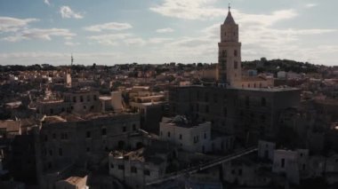 Antik Matera (Sassi di Matera) şehrinin güneş doğarken güzel altın sabah ışığı altında havadan panoramik görüntüsü, Güney İtalya, Basilicata. Yukarıdan muhteşem bir eski kasaba. Sihirli İtalya.