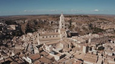 Antik Matera (Sassi di Matera) şehrinin güneş doğarken güzel altın sabah ışığı altında havadan panoramik görüntüsü, Güney İtalya, Basilicata. Yukarıdan muhteşem bir eski kasaba. Sihirli İtalya.