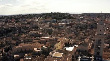 Antik Matera (Sassi di Matera) şehrinin güneş doğarken güzel altın sabah ışığı altında havadan panoramik görüntüsü, Güney İtalya, Basilicata. Yukarıdan muhteşem bir eski kasaba. Sihirli İtalya.