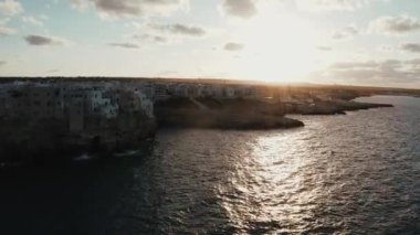 Polignano 'nun bahar şehir manzarası Mare kasabası, Puglia bölgesi, İtalya, Avrupa. Adriyatik denizinin muhteşem manzarası. Seyahat konsepti geçmişi. Birçok yatı olan turkuaz deniz suyu..