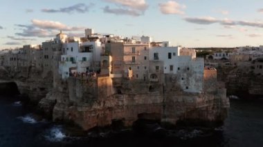 Polignano 'nun bahar şehir manzarası Mare kasabası, Puglia bölgesi, İtalya, Avrupa. Adriyatik denizinin muhteşem manzarası. Seyahat konsepti geçmişi. Birçok yatı olan turkuaz deniz suyu..