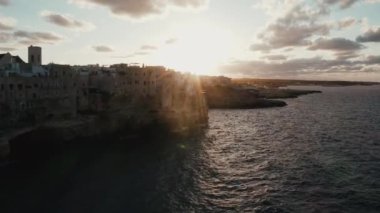 Polignano 'nun bahar şehir manzarası Mare kasabası, Puglia bölgesi, İtalya, Avrupa. Adriyatik denizinin muhteşem manzarası. Seyahat konsepti geçmişi. Birçok yatı olan turkuaz deniz suyu..