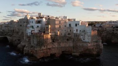 Polignano 'nun bahar şehir manzarası Mare kasabası, Puglia bölgesi, İtalya, Avrupa. Adriyatik denizinin muhteşem manzarası. Seyahat konsepti geçmişi. Birçok yatı olan turkuaz deniz suyu..