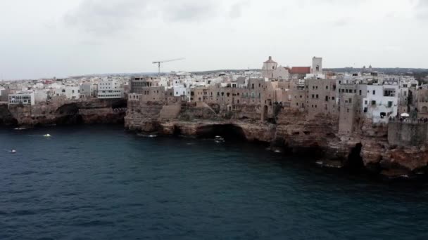 意大利Puglia地区Polignano Mare镇春天城市景观的空中全景 俯瞰亚得里亚海 旅行概念背景 绿松石海水 — 图库视频影像