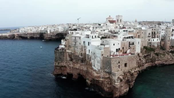 意大利Puglia地区Polignano Mare镇春天城市景观的空中全景 俯瞰亚得里亚海 旅行概念背景 绿松石海水 — 图库视频影像