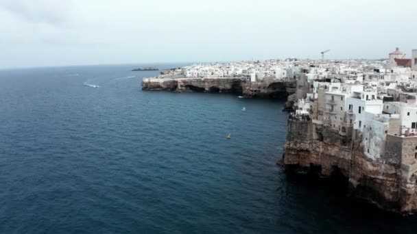 意大利Puglia地区Polignano Mare镇春天城市景观的空中全景 俯瞰亚得里亚海 旅行概念背景 绿松石海水 — 图库视频影像