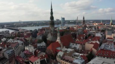 Riga 'nın yukarıdan manzarası çok güzel. Letonya 'nın Riga kasabasının ortasındaki St. Peters katedrali ve Blackheads' in evi.. 