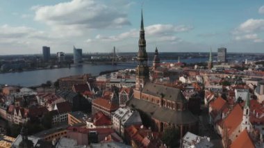 Riga 'nın yukarıdan manzarası çok güzel. Letonya 'nın Riga kasabasının ortasındaki St. Peters katedrali ve Blackheads' in evi.. 