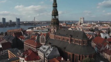 Riga 'nın yukarıdan manzarası çok güzel. Letonya 'nın Riga kasabasının ortasındaki St. Peters katedrali ve Blackheads' in evi.. 