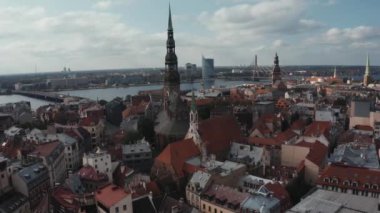 Riga 'nın yukarıdan manzarası çok güzel. Letonya 'nın Riga kasabasının ortasındaki St. Peters katedrali ve Blackheads' in evi.. 