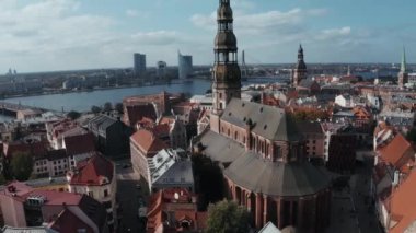 Riga 'nın yukarıdan manzarası çok güzel. Letonya 'nın Riga kasabasının ortasındaki St. Peters katedrali ve Blackheads' in evi.. 