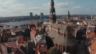 Riga 'nın yukarıdan manzarası çok güzel. Letonya 'nın Riga kasabasının ortasındaki St. Peters katedrali ve Blackheads' in evi.. 