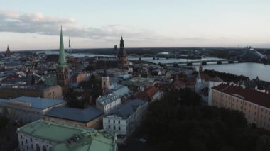 Riga 'nın yukarıdan manzarası çok güzel. Letonya 'nın Riga kasabasının ortasındaki St. Peters katedrali ve Blackheads' in evi.. 