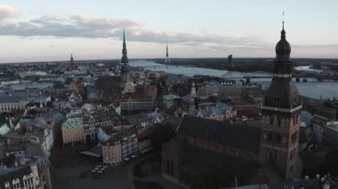 Riga 'nın yukarıdan manzarası çok güzel. Letonya 'nın Riga kasabasının ortasındaki St. Peters katedrali ve Blackheads' in evi.. 