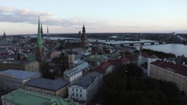 Riga 'nın yukarıdan manzarası çok güzel. Letonya 'nın Riga kasabasının ortasındaki St. Peters katedrali ve Blackheads' in evi.. 