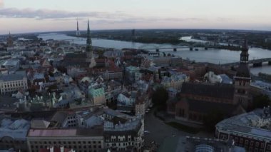 Riga 'nın yukarıdan manzarası çok güzel. Letonya 'nın Riga kasabasının ortasındaki St. Peters katedrali ve Blackheads' in evi..  