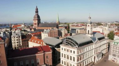 Riga 'nın yukarıdan manzarası çok güzel. Letonya 'nın Riga kasabasının ortasındaki St. Peters katedrali ve Blackheads' in evi.. 