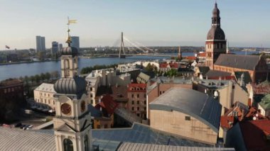 Riga 'nın yukarıdan manzarası çok güzel. Letonya 'nın Riga kasabasının ortasındaki St. Peters katedrali ve Blackheads' in evi.. 