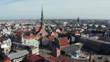 Riga 'nın yukarıdan manzarası çok güzel. Letonya 'nın Riga kasabasının ortasındaki St. Peters katedrali ve Blackheads' in evi.. 