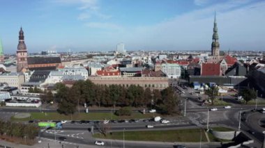 Riga 'nın yukarıdan manzarası çok güzel. Letonya 'nın Riga kasabasının ortasındaki St. Peters katedrali ve Blackheads' in evi..