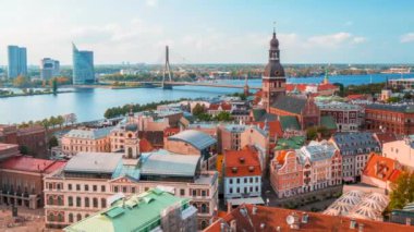 Şehrin ortasında Kubbe katedrali ve arka planda Daugava nehri ile Riga 'nın eski kasabasının zamansal görüntüsü. Güzel Letonya ve başkent Riga. Turizm videosu.