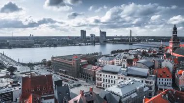 Şehrin ortasında Kubbe katedrali ve arka planda Daugava nehri ile Riga 'nın eski kasabasının zamansal görüntüsü. Güzel Letonya ve başkent Riga. Turizm videosu.
