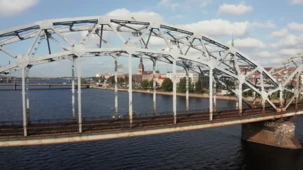 Vídeo Panorámico Del Puente Tráfico Automóviles Que Atraviesa Río Daugava — Vídeo de stock