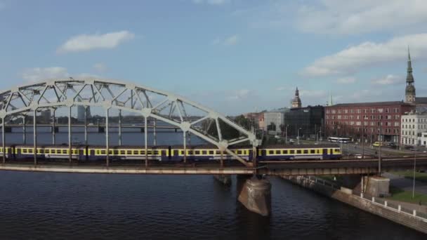 Vídeo Panorâmico Ponte Tráfego Automóveis Que Atravessa Rio Daugava Capital — Vídeo de Stock