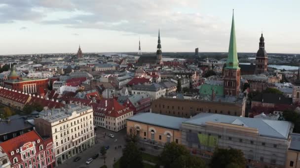 从上面俯瞰美丽的里加空中风景 拉脱维亚里加老城中央的圣彼得斯大教堂和黑头教堂的景观 — 图库视频影像
