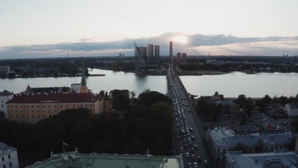 Večerní Provoz Rize Lotyšsko Letecký Pohled Západ Slunce Nad Mostem — Stock video