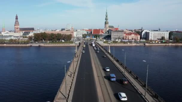 Vídeo Panorâmico Ponte Tráfego Automóveis Que Atravessa Rio Daugava Capital — Vídeo de Stock